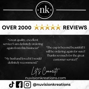 Puede incluir: Una imagen en blanco y negro con el texto "OVER 2000 REVIEWS" y cinco estrellas doradas. La imagen tambi&eacute;n incluye comentarios de clientes elogiando la calidad de los productos y el servicio al cliente. El texto "Let's Connect!" se muestra con la direcci&oacute;n del sitio web "nuvisionkreations.com" y el nombre de usuario de las redes sociales "@nuvisionkreations".