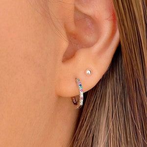 Set di 2 orecchini colorati spaiati in argento sterling, cerchio arcobaleno con pavé di zirconi cubici e piccolo orecchino a perno con pallina, orecchini per tutti i giorni, regalo per lei
