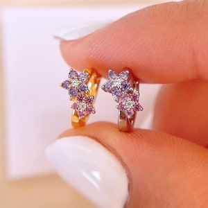18G Blume Huggie Hoop Ohrring Sterling Silber Knorpel Ohrring Helix Kleine Hoop Zierlich Rosa Lila CZ Blume Piercing Gold Minimal Schmuck