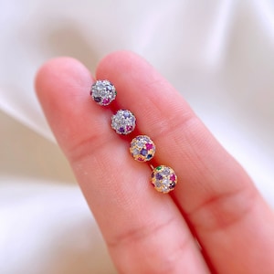 Piercing alla cartilagine a forma di sfera con zirconi cubici arcobaleno, piercing all'elica in argento sterling 20G, piercing a barretta con conca interna placcata in oro, orecchini con chiusura a vite