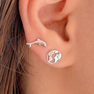 Delfin und Weltkarte Ohrring Set in Sterling Silber, ungleiche Ohrstecker, Ohrringe, Reisende Ohrringe, Meer Liebhaber Geschenk, Reise Schmuck