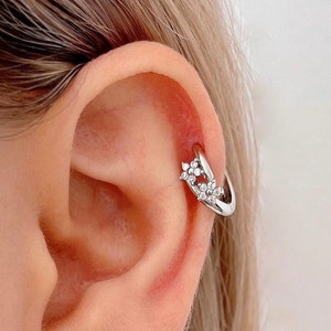 Zierliche Blume Huggie Hoop Ohrring Sterling Silber 18G Knorpel Ohrring Helix Kleine Hoop Zierliche CZ Blume Piercing Gold Minimal Schmuck