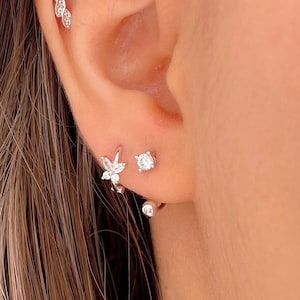 Boucles d'oreilles CZ en argent sterling, boucles d'oreilles incurvées avec haltères à l'avant et à l'arrière, boucle d'oreille double face en plaqué or, boucles d'oreilles huggie minimalistes image 1