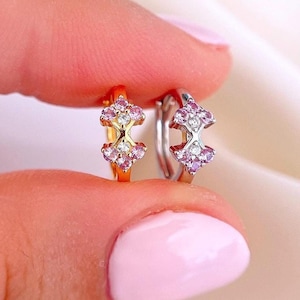 Boucle d'oreille Huggie Huggie fleur rose en argent sterling Cartilage boucle d'oreille Helix 18G petit cerceau fleur Piercing or minimal bijoux cadeau pour elle
