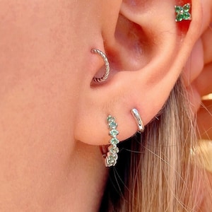 Orecchino a cerchio con zirconi cubici verdi in argento sterling Piercing alla cartilagine Orecchino a cerchio con zirconi cubici dorati Anello elicoidale regalo di gioielli minimalisti per le donne