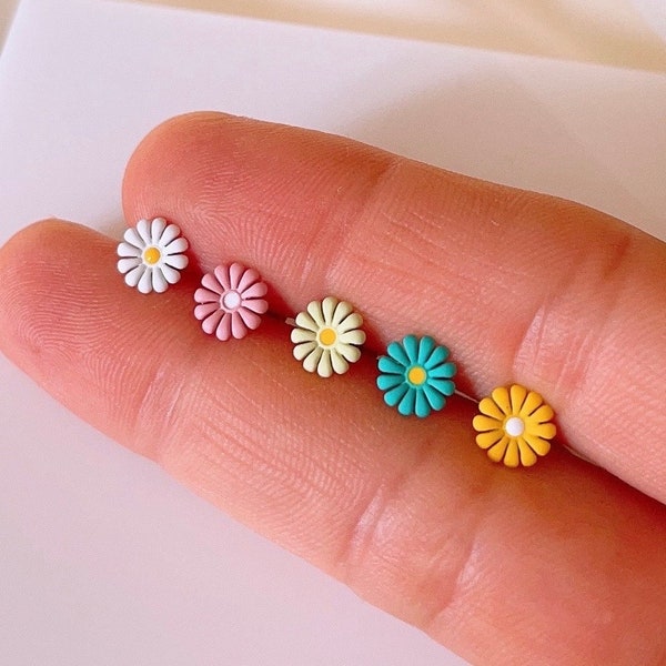 Cute Daisy flower stud earrings in 18K Gold plated 925 Silver, delicate flower blossom earrings, fun gift for her, quirky floral jewelry