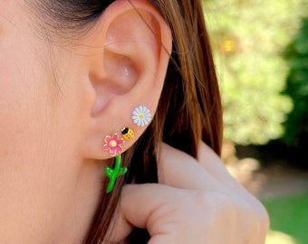 キュートなデイジーフラワースタッドピアス。18Kゴールドメッキ