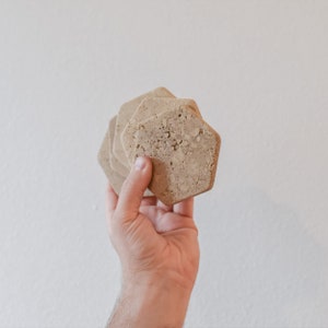 pequeños posavasos de travertino juego de 6, / posavasos de travertino hexagonal posavasos / juego de comedor de mármol / regalo de inauguración de la casa y decoración de la cocina