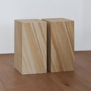 Juego de 2 pedestales de piedra caliza hechos a mano / Mesas auxiliares de arenisca beige / Mesitas de noche / Pedestales de exhibición modernos, Decoración de piedra, Soportes minimalistas
