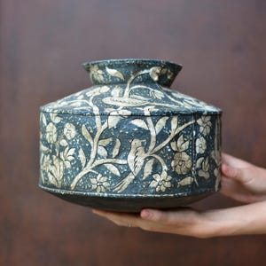 Ferro Battuto Dipinto a Mano の Splendido Vaso - Motivi Floreali Vintage Unici per la Tua Casa |ヴァソ・デコラティボ |バソ・ディピント
