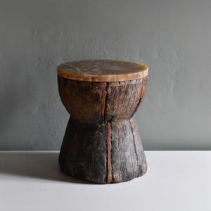 Handgefertigter Sockeltisch aus Onyx & Holz - Rustikaler Zylinder-Beistelltisch