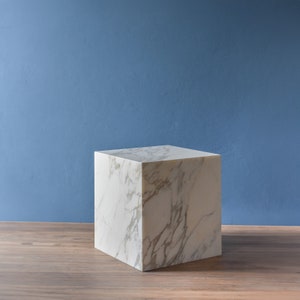 Zoccolo in marmo Calacatta Gold levigato - tavolo minimalista