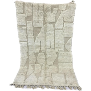 153/243 cm. Beautiful white on white Beni Ouarain Berber rug, ecru Berber rug, traditional Moroccan rug