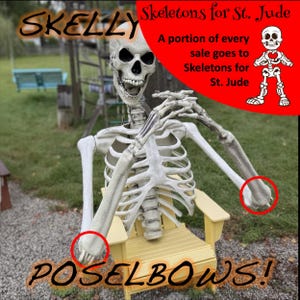 Könnte beinhalten: Eine Kunststoffskelettfigur auf einem gelben Stuhl mit roten Kreisen um die Ellbogengelenke. Der Text lautet SKELLY POSELBOWS! Skeletons for St. Jude. Ein Teil jedes Verkaufs geht an Skeletons for St. Jude mit einer kleinen Skelettgrafik.