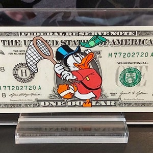 McDuck persiguiendo - Arte del dólar | en un billete de un dólar real, regalo original, obra de arte pintada a mano, pieza única