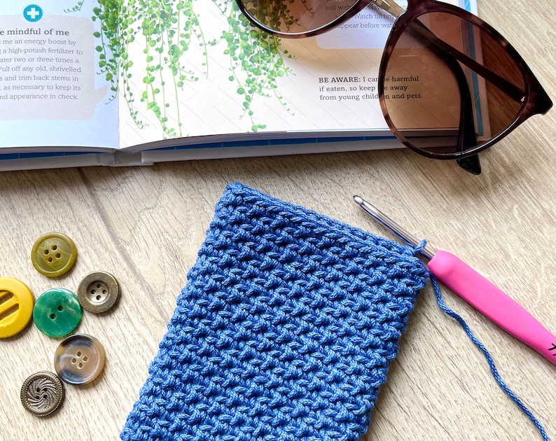 Crochet glasses case pattern, easy crochet pouch pattern for sunglasses and reading glasses