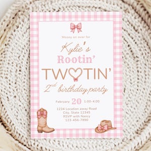 以下が含まれることがあります： 2歳の誕生日パーティーのピンクと白のギンガムチェック柄の招待状。招待状には、カウボーイブーツ、カウボーイハット、ロープのハートが描かれています。テキストは「Kylie's Rootin' Tootin' 2nd birthday party」と書かれています。