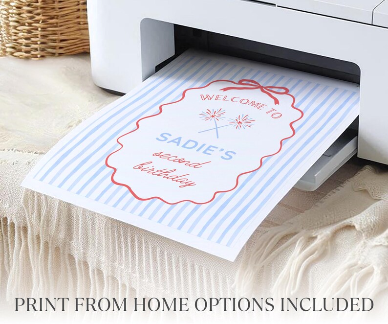 Peut inclure: Une feuille de papier &agrave; rayures bleues et blanches est imprim&eacute;e &agrave; partir d'une imprimante blanche. Le papier a une bordure d&eacute;corative rouge avec les mots "Welcome to Sadie's second birthday" en texte rouge et bleu.