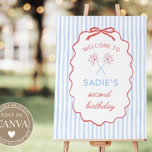Peut inclure: Panneau de bienvenue pour un deuxi&egrave;me anniversaire, avec des rayures bleues et blanches. Le panneau a une bordure rouge festonn&eacute;e et le texte "WELCOME TO SADIE'S second birthday". Un logo circulaire en bas &agrave; gauche indique "EDITABLE 4th OF JULY EDIT IN CANVA BIRTHDAY WELCOME SIGN."