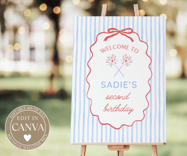 Peut inclure: Panneau de bienvenue pour un deuxi&egrave;me anniversaire, avec des rayures bleues et blanches. Le panneau a une bordure rouge festonn&eacute;e et le texte "WELCOME TO SADIE'S second birthday". Un logo circulaire en bas &agrave; gauche indique "EDITABLE 4th OF JULY EDIT IN CANVA BIRTHDAY WELCOME SIGN."