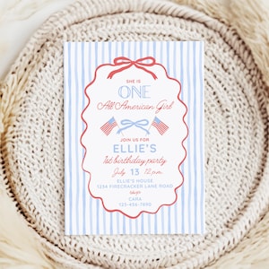 Peut inclure: Invitation rectangulaire avec une bordure rouge festonnée et un fond à rayures bleues et blanches. Le texte indique "She is One All American Girl" et invite à la 1ère fête d'anniversaire d'Ellie le 13 juillet.