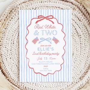 Invito rosso, bianco e due per il secondo compleanno di una bambina, tema carino per il secondo compleanno estivo, invito con fiocco per il 4 luglio.