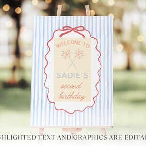 Peut inclure: Panneau de bienvenue sur chevalet avec fond &agrave; rayures bleues et blanches. Le panneau a une bordure rouge festonn&eacute;e et un centre cr&egrave;me avec le texte "WELCOME TO SADIE'S second birthday" et deux feux d'artifice crois&eacute;s.