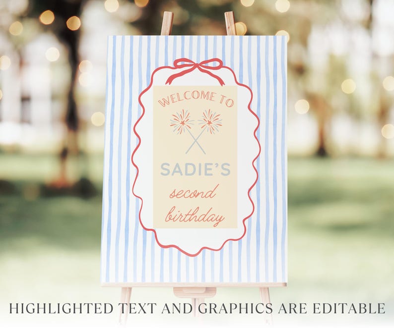 Peut inclure: Panneau de bienvenue sur chevalet avec fond &agrave; rayures bleues et blanches. Le panneau a une bordure rouge festonn&eacute;e et un centre cr&egrave;me avec le texte "WELCOME TO SADIE'S second birthday" et deux feux d'artifice crois&eacute;s.