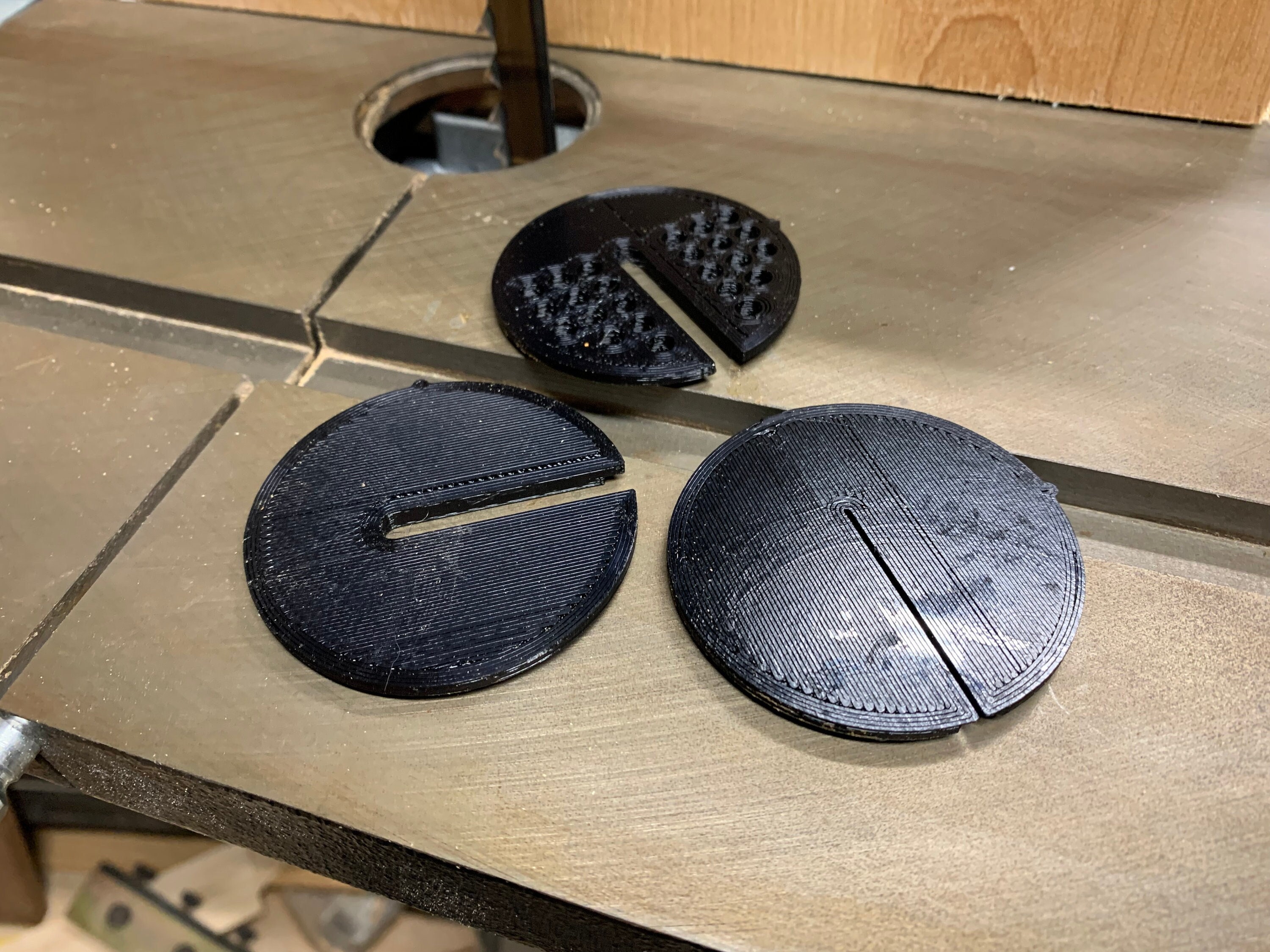 Lot De 3 Broches Plaquées Or 9 Carats - Formes Feuille, Ronde Gravée Et Ovale Noire - Référence W159