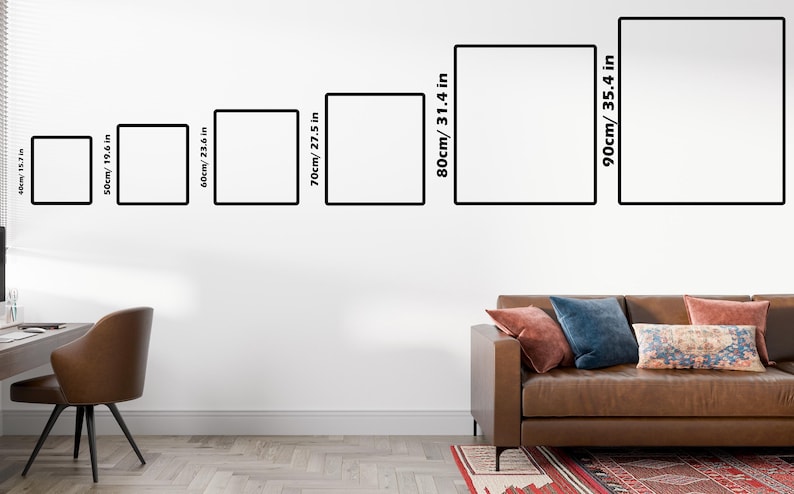 K&ouml;nnte beinhalten: Sechs gerahmte Kunstwerke in verschiedenen Gr&ouml;&szlig;en, von 40 cm bis 90 cm, an einer wei&szlig;en Wand. Die schwarzen Rahmen sind mit cm und Zoll beschriftet. Im Vordergrund ist ein braunes Ledersofa mit Kissen zu sehen, links ein Schreibtisch und ein Stuhl.