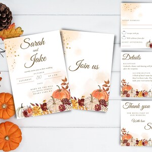 Op de afbeelding: Een herfstbruiloft-uitnodigingsset met een rustiek thema. De uitnodiging bevat een aquarelillustratie van pompoenen, bladeren en bloemen in tinten oranje, bruin en wit. De tekst op de uitnodiging luidt "Sarah en Jake" en bevat de datum, tijd en locatie van de bruiloft. De RSVP-kaart bevat een ruimte voor gasten om hun naam te vermelden en of ze de receptie zullen bijwonen. De detailkaart bevat informatie over de receptie, accommodatie en de bruiloftwebsite. De dankkaart bevat een vergelijkbare aquarelillustratie en de tekst "Bedankt dat je deel uitmaakte van onze bruiloft. Met liefde, Sarah en Jake."