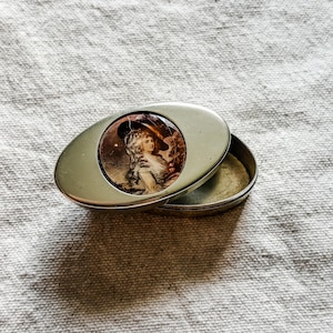 Vintage sterling silver mini portrait oval snuff box / silver snuff box / pocket sniff box / vanity decor / jewelry box / jewelry holder