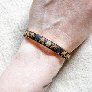 1950s Damascene bangle bracelet with gold inlay flowers and birds / Damascene bracelet / Damascene jewelry / Spanish jewelry / gold jewelry