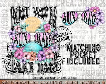 Könnte beinhalten: Ein digitales Design mit dem Text "Boat Waves Sun Rays Lake Days" mit einer Sonnenbrille und floralen Akzenten. Der Text "Original Creator" befindet sich in einem runden Stempel. Der Text "Matching Pocket Included" befindet sich unter dem Design.