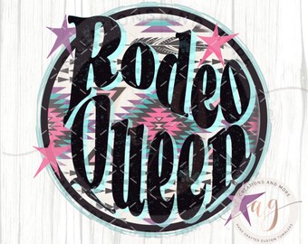 Könnte beinhalten: Ein Kreis mit einem türkisfarbenen und rosafarbenen geometrischen Muster, einem schwarzen Umriss und dem Text "Rodeo Queen" in Schwarz. Zwei rosa Sterne und ein lila Stern umgeben den Kreis.