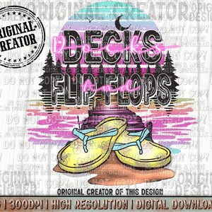 Puede incluir: Un diseño gráfico descargable digitalmente que presenta una escena de puesta de sol con el texto "Decks Flip Flops" en negro con reflejos rosas. Dos chanclas amarillas con correas azules están en primer plano.