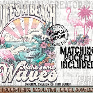 Puede incluir: Una descarga digital de un diseño gráfico con un flamenco rosa, una ola y el texto "Life's a Beach Make Some Waves". El diseño está sobre un fondo blanco con una textura desgastada. El texto "Original Creator" está en un círculo con estrellas alrededor. El texto "Matching Pocket Included" está en texto negro.
