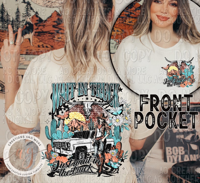 Peut inclure: Un t-shirt beige avec un motif graphique repr&eacute;sentant un camion, un cactus et un coucher de soleil. Le texte "Wait in Truck" et "Just wait in the truck" sont sur le t-shirt. Le t-shirt a une poche sur le devant avec une version plus petite du motif graphique.