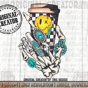 Può includere: Una mano scheletrica che tiene una tazza di caffè con un viso sorridente e vernice che cola. La mano è adornata con anelli e braccialetti turchesi. Lo sfondo è un motivo a legno bianco con il testo "Original Creator" ripetuto.