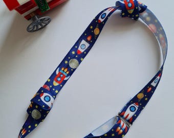 Verstelbare hoofdband voor cochleaire implantaten en prothesen met dierenpatroon voor kinderen. Oorbandbevestigingsapparaat.