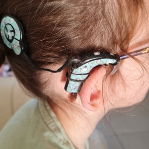 Eyewear accessories for maintaining hearing aids and implants Anti-loss Eyewear cord