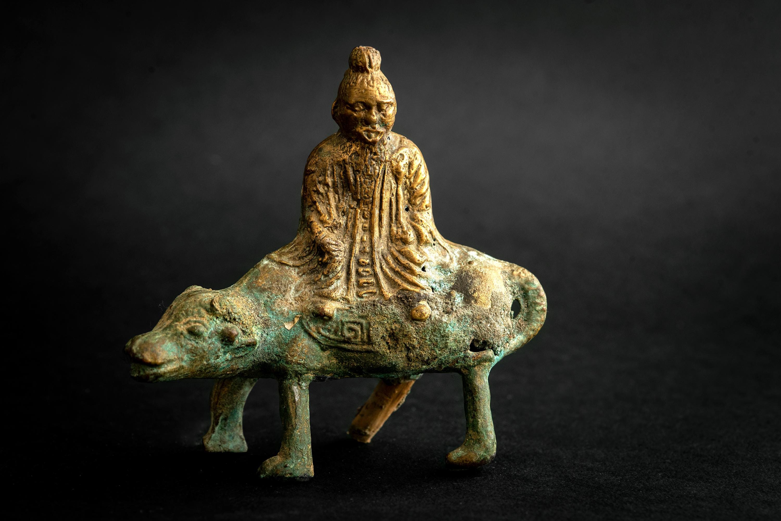 老子騎牛図 古銅風彫刻 東洋思想美術 重厚オブジェ 茶室飾り 青銅製牛乗り老子像：中国の古代道教彫刻 - Etsy 日本