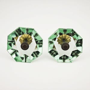 Puxadores de armário vintage facetados em vidro verde, grandes, 6 cm, ferragens em latão (par)