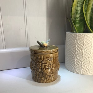 Vintage bijenkorf honingpot.