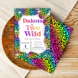 Invitación de cumpleaños "Two Wild", inspirada en Lisa Frank, plantilla editable de 5x7 imagen 1
