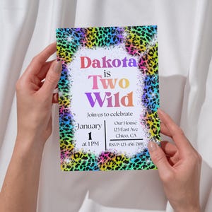 Invitación de cumpleaños "Two Wild", inspirada en Lisa Frank, plantilla editable de 5x7 imagen 3