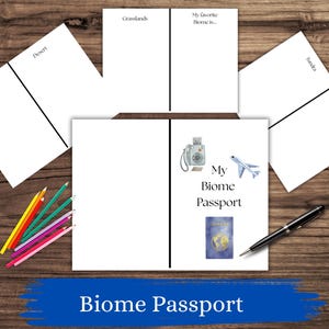 以下が含まれることがあります： カメラと飛行機のイラストが描かれた、Biome Passportのノート。 ノートにはメモ用の白紙ページがあり、「Biome Passport」というテキストが入った青いバナーがあります。 色鉛筆とペンも表示されています。
