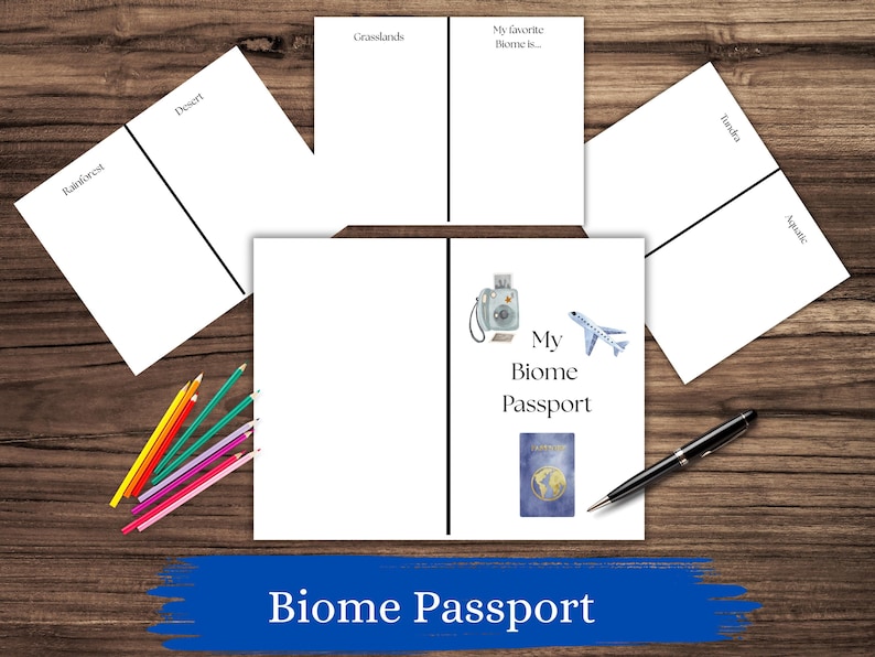 以下が含まれることがあります： カメラと飛行機のイラストが描かれた、Biome Passportのノート。 ノートにはメモ用の白紙ページがあり、「Biome Passport」というテキストが入った青いバナーがあります。 色鉛筆とペンも表示されています。