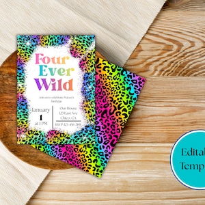 Puede incluir: Una colorida invitación con un borde de estampado de leopardo y las palabras "Four Ever Wild" en rosa, azul y morado. La invitación incluye la fecha, la hora y el lugar de una celebración de cumpleaños. Un círculo turquesa con las palabras "Plantilla editable" está en la esquina inferior derecha.