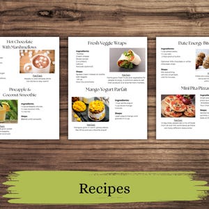 以下が含まれることがあります： 木製の表面に3枚のレシピカード。レシピには、マシュマロ入りホットチョコレート、フレッシュベジラップ、デーツエナジーバイトが含まれています。画像には、パイナップルとココナッツのスムージー、マンゴーヨーグルトパフェ、ミニピザのレシピも表示されています。